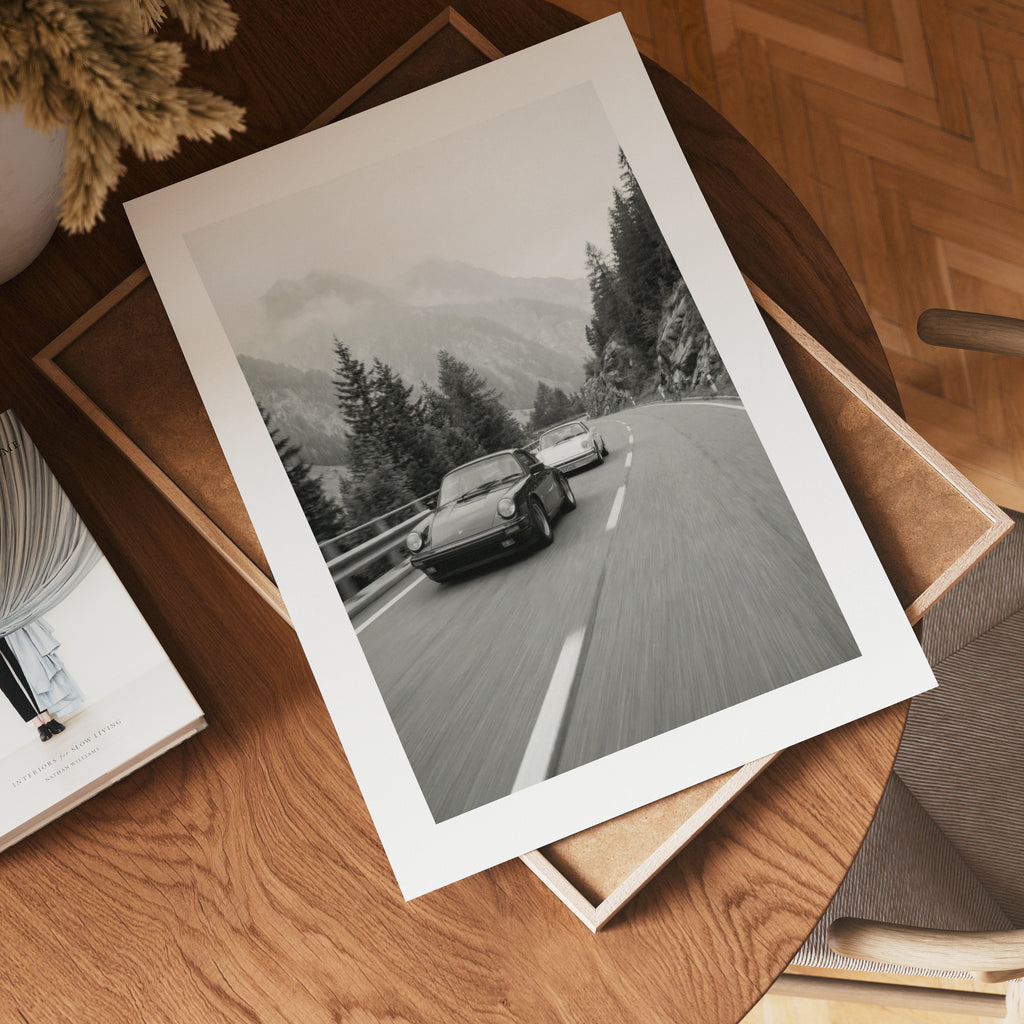 Alpine Drive Society konsttryck på vit bakgrund – elegant Bozetto affisch för hemmet