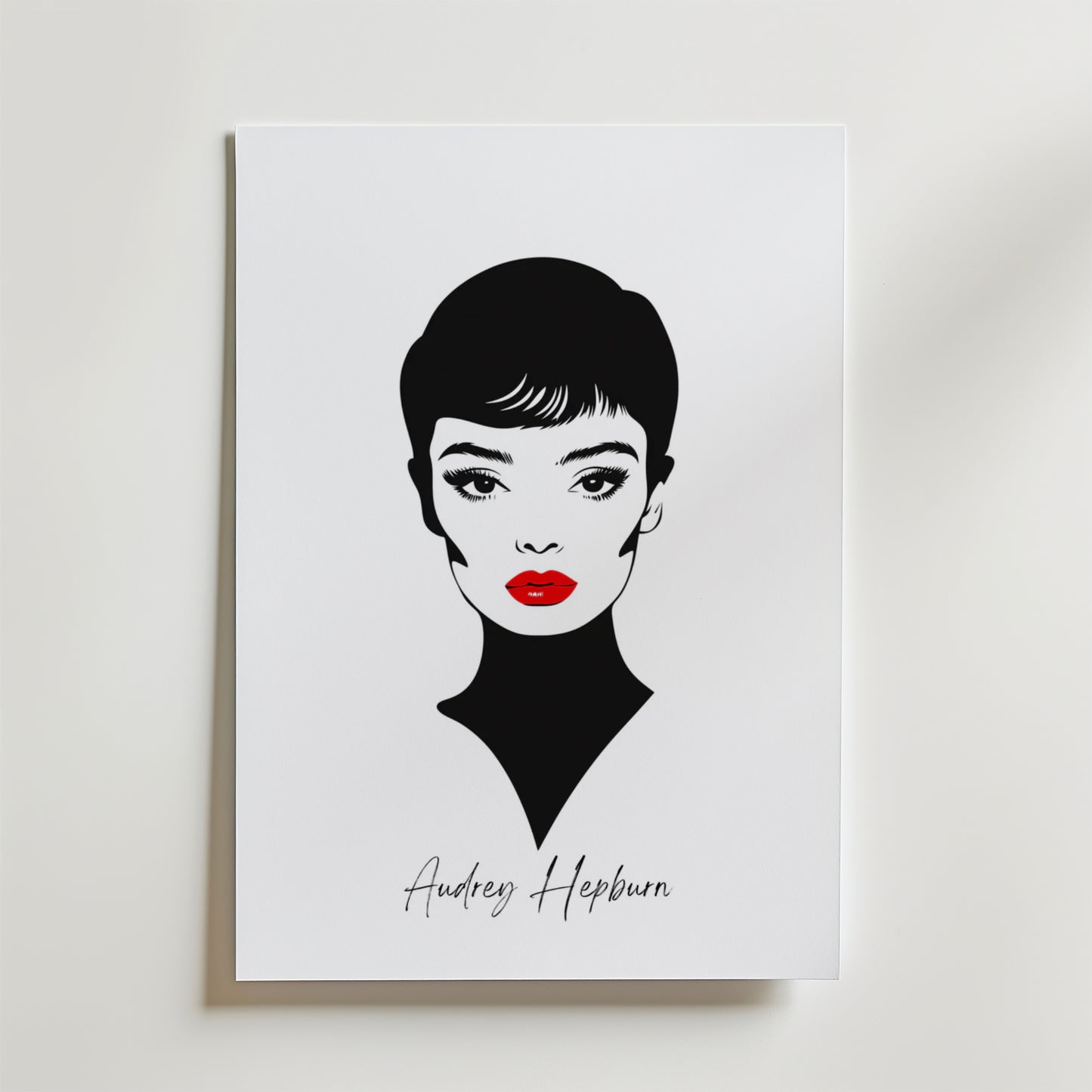 Den tidlösa Audrey Hepburn Postern från Bozetto har en minimalistisk svartvit design av Audrey med kort hår, djärv eyeliner och röda läppar på matt papper. "Audrey Hepburn" är elegant skrivet under och skapar en klassisk, tidlös look.