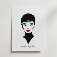 Den tidlösa Audrey Hepburn Postern från Bozetto har en minimalistisk svartvit design av Audrey med kort hår, djärv eyeliner och röda läppar på matt papper. "Audrey Hepburn" är elegant skrivet under och skapar en klassisk, tidlös look.