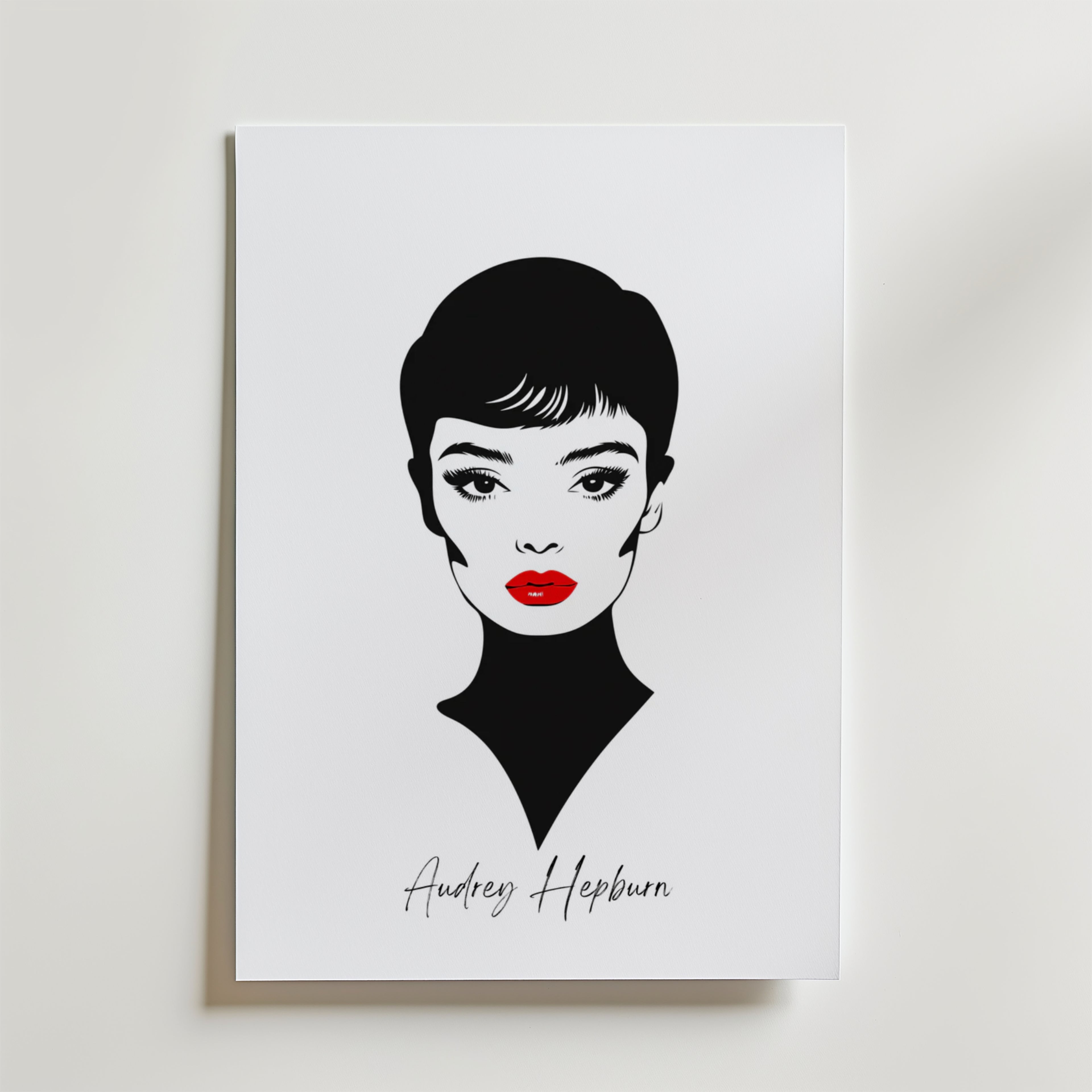 Den tidlösa Audrey Hepburn Postern från Bozetto har en minimalistisk svartvit design av Audrey med kort hår, djärv eyeliner och röda läppar på matt papper. "Audrey Hepburn" är elegant skrivet under och skapar en klassisk, tidlös look.