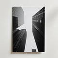 Svartvitt foto av höga skyskrapor taget underifrån med lätta moln ovanför - New York No.2 Poster by Bozetto, tryckt på FSC-certifierat premiumpapper med en lyxig matt finish. Perfekt som väggdekoration med New York som motiv.