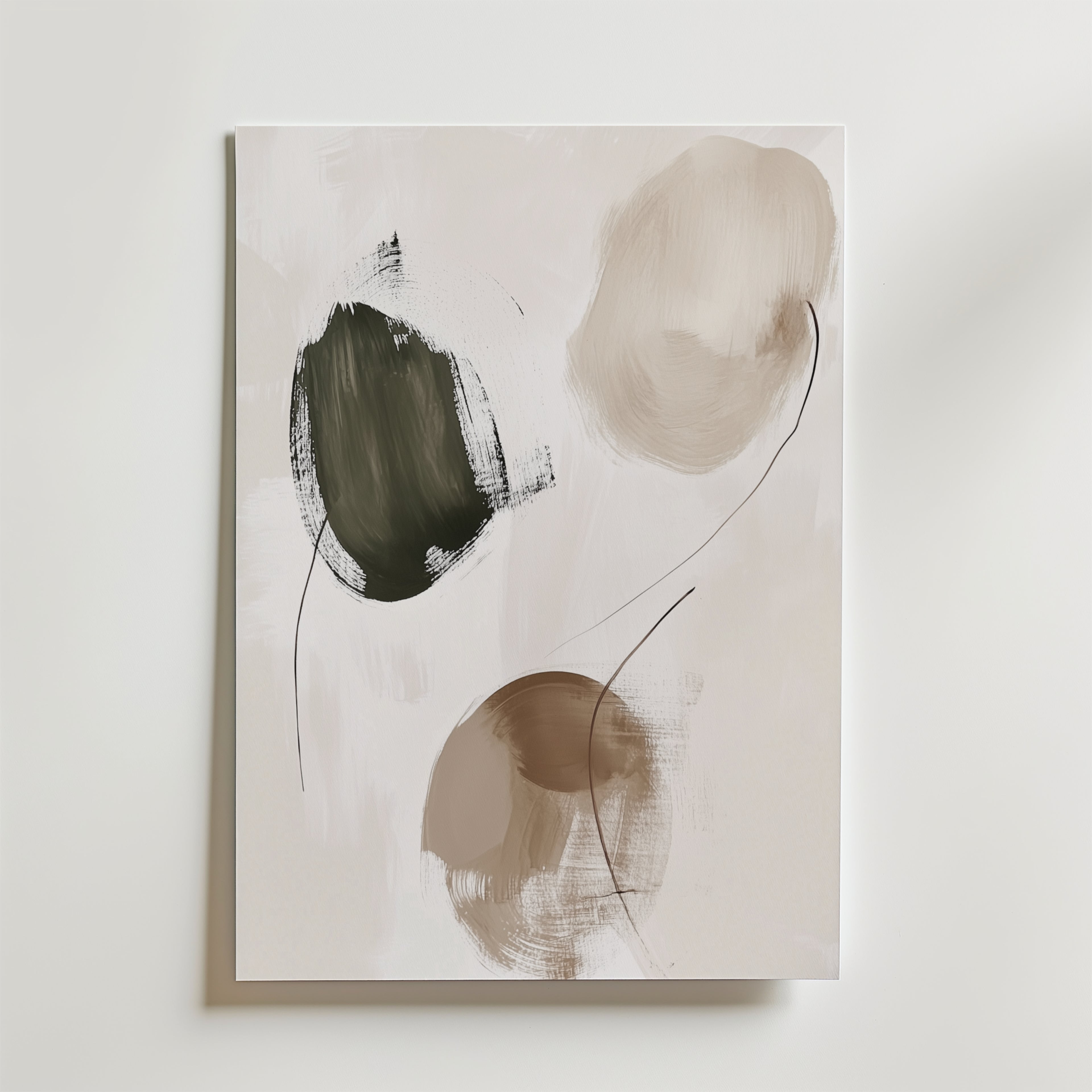 Organic Flow Poster by Bozetto är ett minimalistiskt abstrakt print med tre suddiga, jordnära former i olivgrönt, beige och brunt på lyxigt matt yta. Tryckt på FSC-certifierat premiumpapper för en mjuk och modern look.