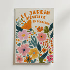 Bozetto Floral Garden Poster visar illustrerade orange, rosa, gula och gröna blommor och blad med den franska frasen "Le jardin s'éveille en couleurs" på ljust FSC-certifierat premiumpapper.
