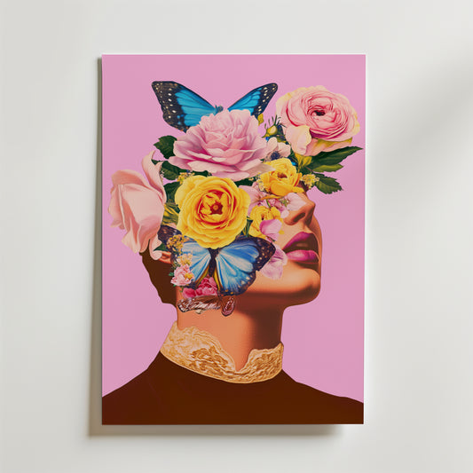 Bozetto Floral Butterfly Portrait Poster föreställer en kvinnas ansikte som döljs av livfulla blommor och blå fjärilar på en rosa bakgrund, tryckt på FSC-certifierat premiumpapper med en lyxig matt yta för en fantasifull look.