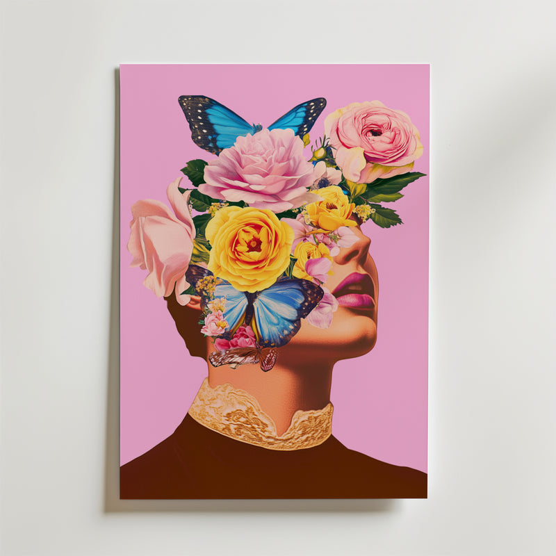 Bozetto Floral Butterfly Portrait Poster föreställer en kvinnas ansikte som döljs av livfulla blommor och blå fjärilar på en rosa bakgrund, tryckt på FSC-certifierat premiumpapper med en lyxig matt yta för en fantasifull look.