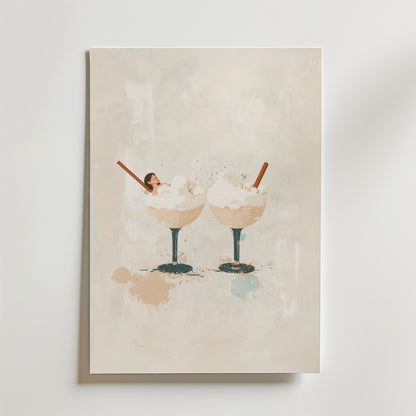 Bozetto Whisked Away Poster visar två dessertglas med vispgrädde och kanelstänger på en benvit, pastellfärgad bakgrund, tryckt på premiumpapper med en slät matt yta.