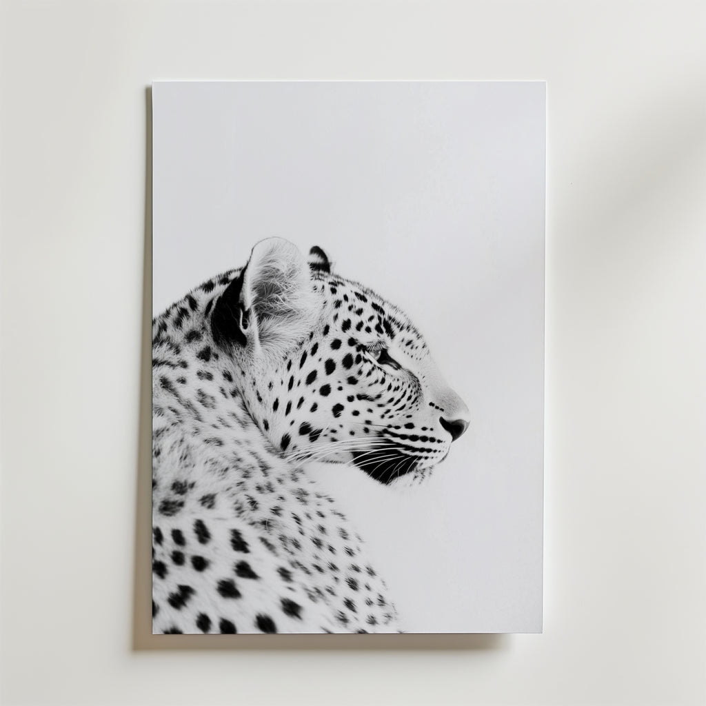 Black and White Leopard Poster by Bozetto har en detaljerad profil av en leopard på FSC-certifierat premiumpapper med lyxigt matt yta, som framhäver dess fläckar och lugna uttryck mot en minimal vit bakgrund.