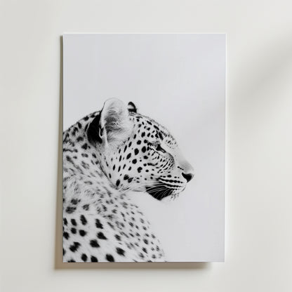 Black and White Leopard Poster by Bozetto har en detaljerad profil av en leopard på FSC-certifierat premiumpapper med lyxigt matt yta, som framhäver dess fläckar och lugna uttryck mot en minimal vit bakgrund.