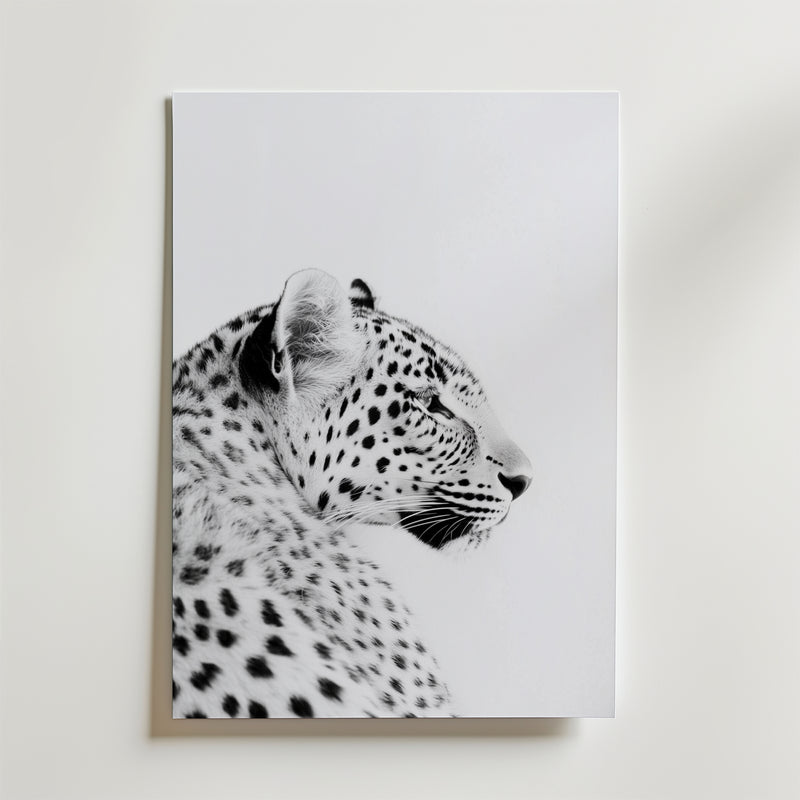 Black and White Leopard Poster by Bozetto har en detaljerad profil av en leopard på FSC-certifierat premiumpapper med lyxigt matt yta, som framhäver dess fläckar och lugna uttryck mot en minimal vit bakgrund.