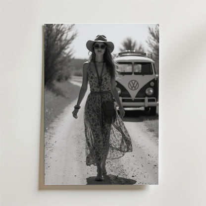 En barfota kvinna i blommig klänning, hatt och solglasögon går på en grusväg med en vintage Volkswagen van bakom sig. Bozetto Black And White Old School Roadtrip Poster fångar retro boho vibes - perfekt för din postersamling.