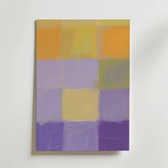 Wabi Morning Light Poster från Bozetto har ett rutnät av mjuka, blandade rutor i gult, orange och lavendel, med konstnärliga detaljer och subtila linjer på en ljus bakgrund - perfekt som en abstrakt poster.