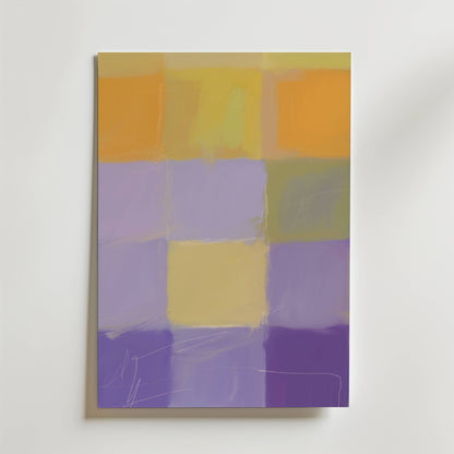 Wabi Morning Light Poster från Bozetto har ett rutnät av mjuka, blandade rutor i gult, orange och lavendel, med konstnärliga detaljer och subtila linjer på en ljus bakgrund - perfekt som en abstrakt poster.