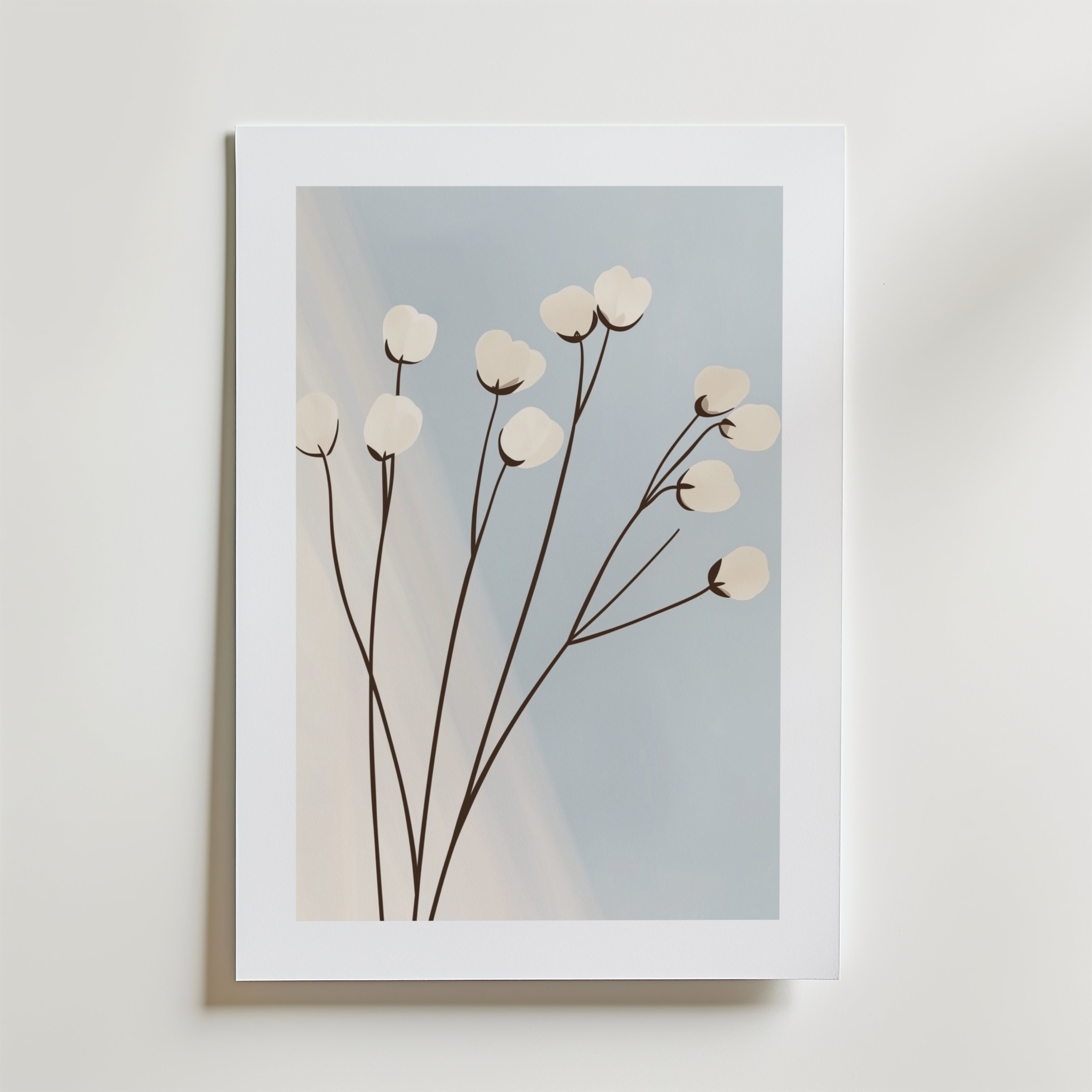 Den minimalistiska bomullsblomman Poster by Bozetto har fina vita blommor med tunna bruna stjälkar på en mjuk blå och beige bakgrund, inramad av en enkel vit kant. Tryckt på FSC-certifierat premiumpapper för en miljövänlig touch.