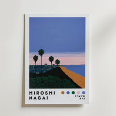 Hiroshi Nagai Sunset Coastline Poster by Bozetto föreställer en tropisk strandstad i solnedgång med palmer, upplysta byggnader, lugnt hav och texten Hiroshi Nagai and Tokyo 1973, samt fem färgprover nedan.