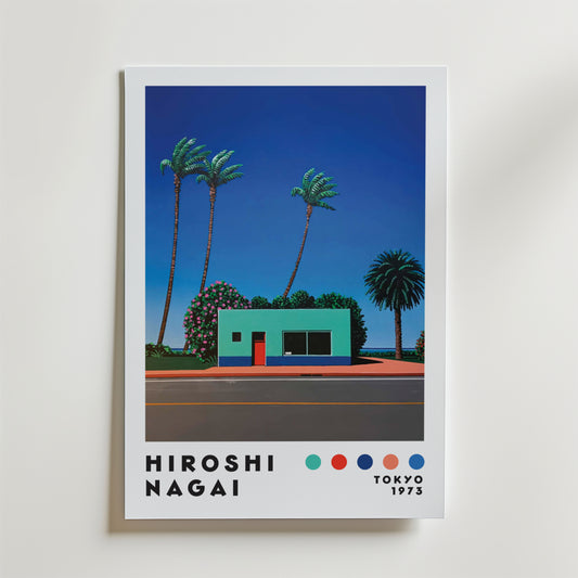 Bozetto Hiroshi Nagai Palm Street Minimalism Poster visar en grön byggnad med en röd dörr, palmer och blå himmel som för tankarna till den kaliforniska drömmen. "Hiroshi Nagai", färgprickar och "Tokyo 1973" visas längst ner.