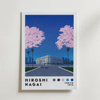 På Bozetto "Hiroshi Nagai Cherry Blossom Avenue Poster" syns en vit byggnad med palmer och två stora rosa körsbärsblomsträd mot en djupblå himmel. Texten nedan visar "Hiroshi Nagai", "Tokyo 1973" och färgade cirklar.