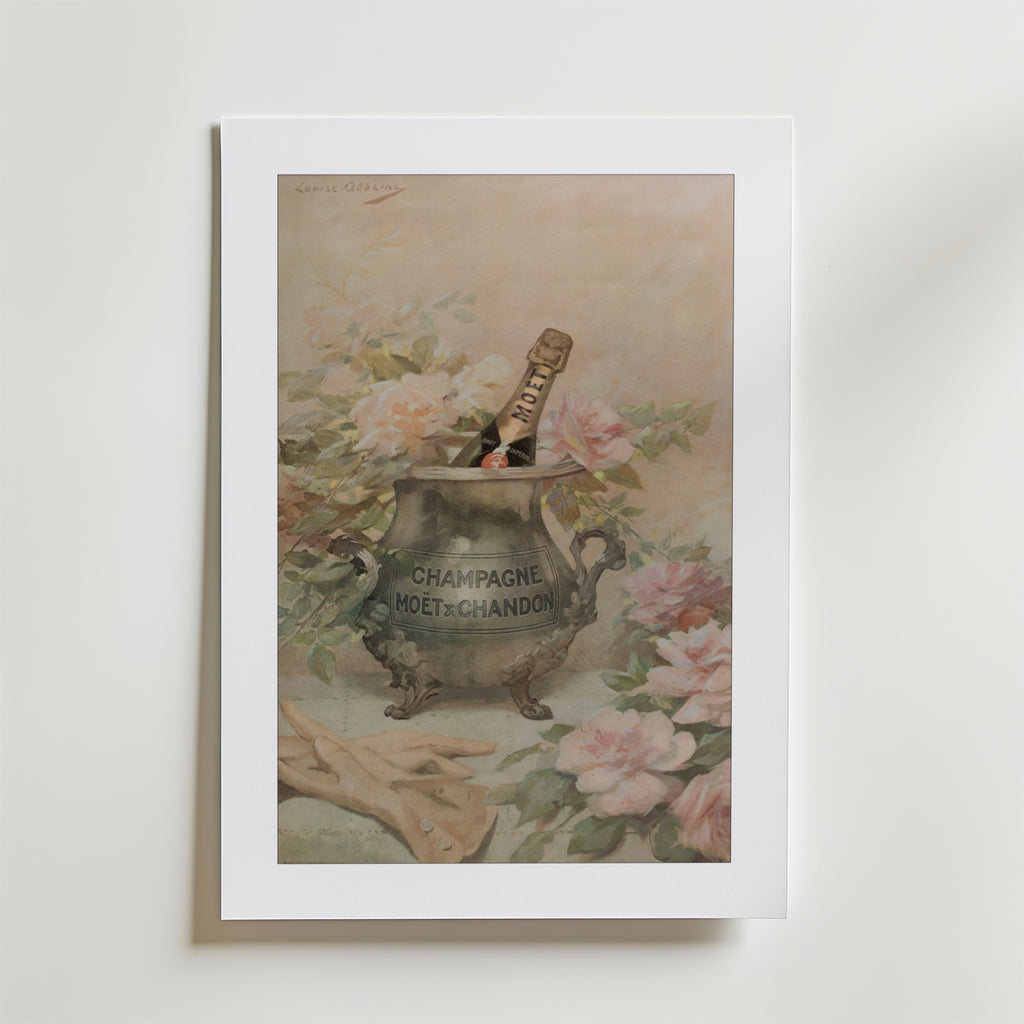 Moët Chandon Poster by Bozetto föreställer en champagneflaska i en utsmyckad ishink, rosa rosor och trädgårdshandskar. Affischen är tryckt på premiumpapper med en lyxig matt finish och visas i en vit ram mot en ljus bakgrund.