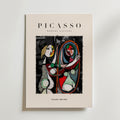 En Picasso inspirerad Mirror Poster från Bozetto, med BOZETTO högst upp, visar en färgstark abstrakt av två kvinnor - en som rör vid en spegel - som påminner om Picassos kubistisk konst. "Artwork Collection" är tryckt nedan.