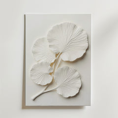 Bozetto Ginkgo Leaf Textured No.2 Poster har fyra överlappande vita blad med detaljerade ådror, upphöjda mot en slät bakgrund, vilket skapar en minimalistisk och elegant 3D-effekt för ditt rum.