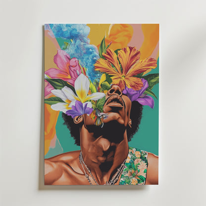 Bozetto Blooming Hendrix Poster föreställer en person med huvudet bakåtlutat, delvis dolt av levande blommor och abstrakta former på en pastellfärgad bakgrund, och är tryckt på premiumpapper.