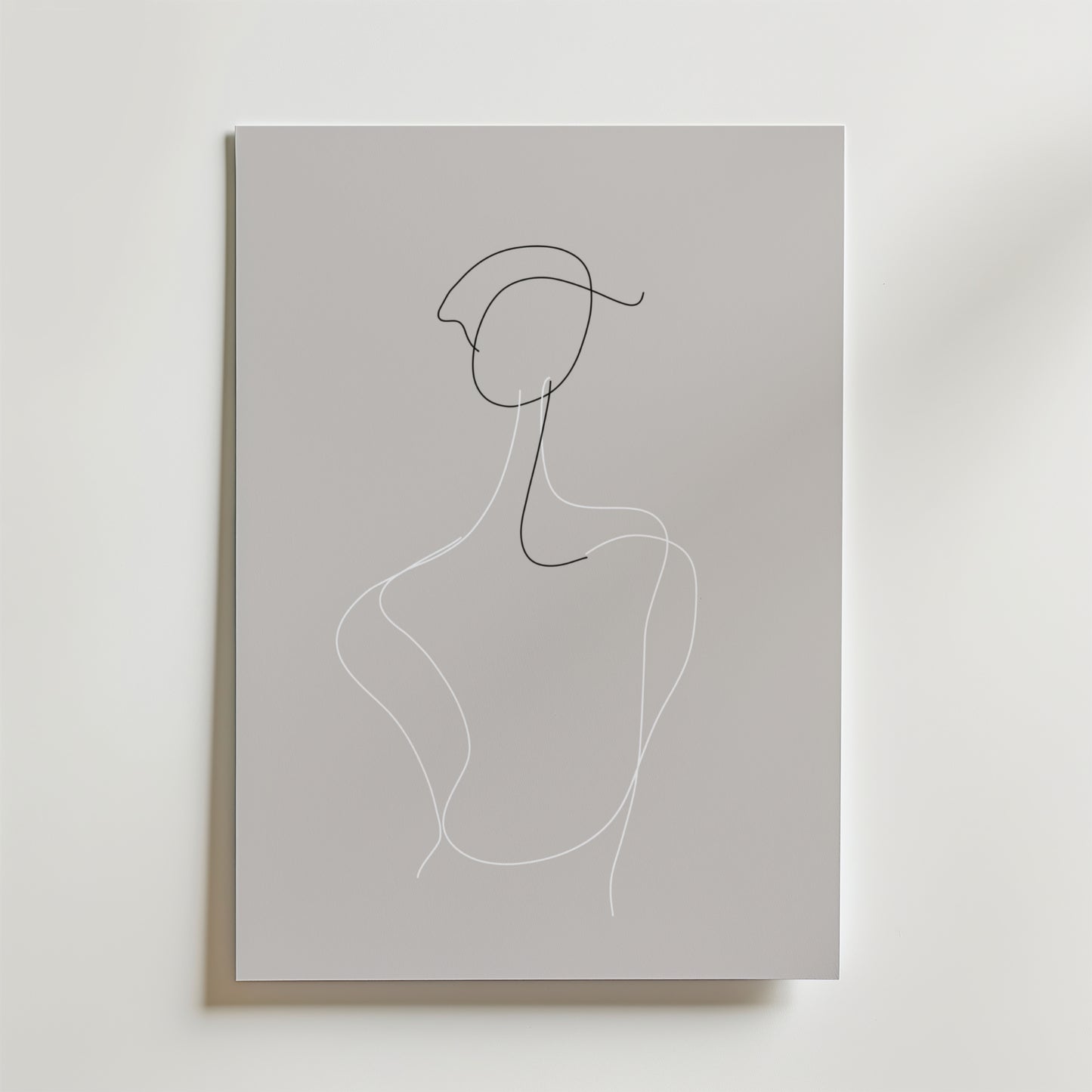 Bozetto Elegant Contour Poster har en minimalistisk linjeteckning av en mänsklig figur på grå canvas, med flytande svarta och vita linjer - ett abstrakt konstverk som är perfekt att visa på premiumpapper.
