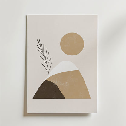 Organic View Poster från Bozetto har abstrakta bergsformer, en beige sol och en svart växtstjälk på en ljus bakgrund. Postern är tryckt på FSC-certifierat premiumpapper och utstrålar naturlig elegans i lugnande neutrala toner.