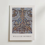 Bozetto William Morris Ceramic Tiles Poster visar en dekorativ botanisk kakeldesign i blått, guld och vitt på premiumpapper, med "WILLIAM MORRIS" tryckt under konstverket på en vit bakgrund.