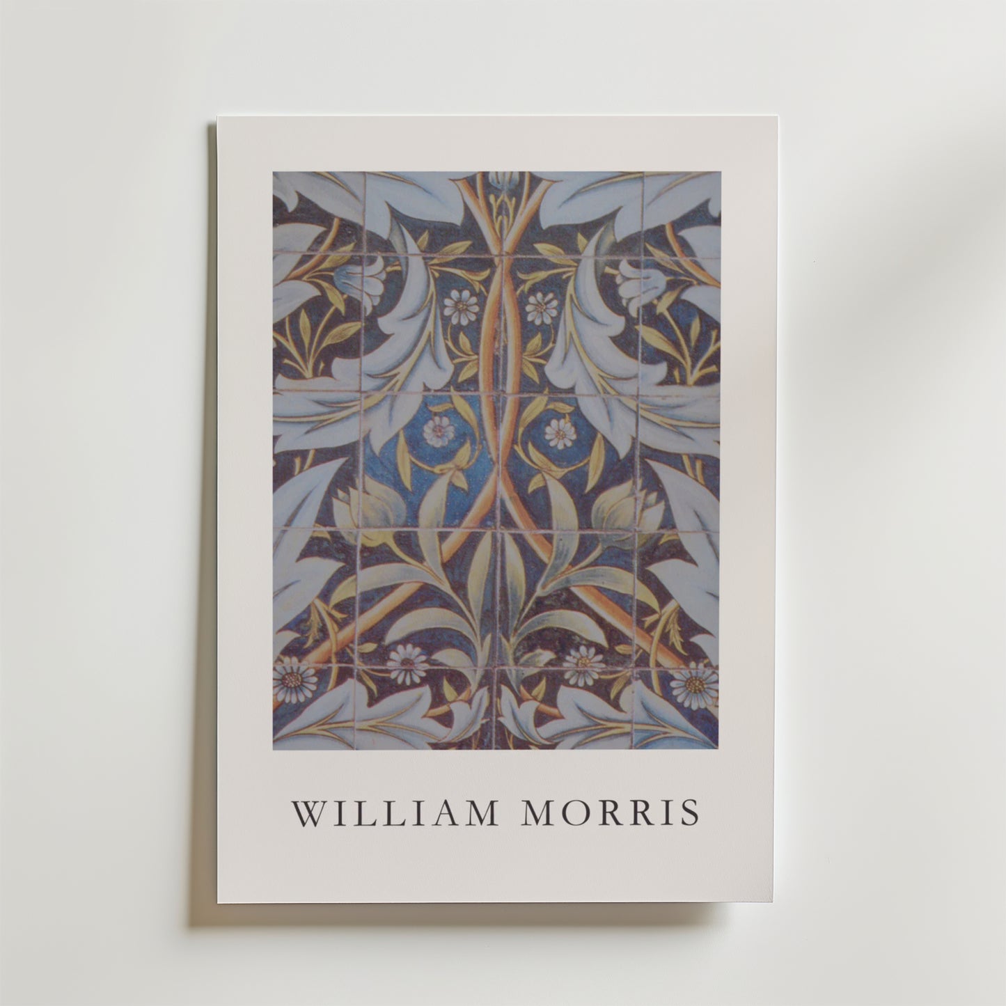 Bozetto William Morris Ceramic Tiles Poster visar en dekorativ botanisk kakeldesign i blått, guld och vitt på premiumpapper, med "WILLIAM MORRIS" tryckt under konstverket på en vit bakgrund.