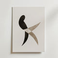 Bozetto Abstract Motion Poster visar två korsande böjda former - svart och ljusbrun - som bildar en dynamisk, dansande figur på vitt premiumpapper för en minimalistisk och lyxig look.