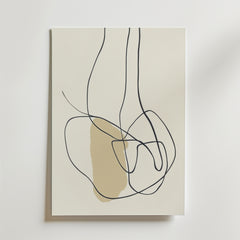 Bozetto's Beige Abstract Line Motion Poster har svarta slingrande linjer över en beige form på en off-white canvas, vilket ger en modern minimalistisk rörelse och stil till alla inredningar.