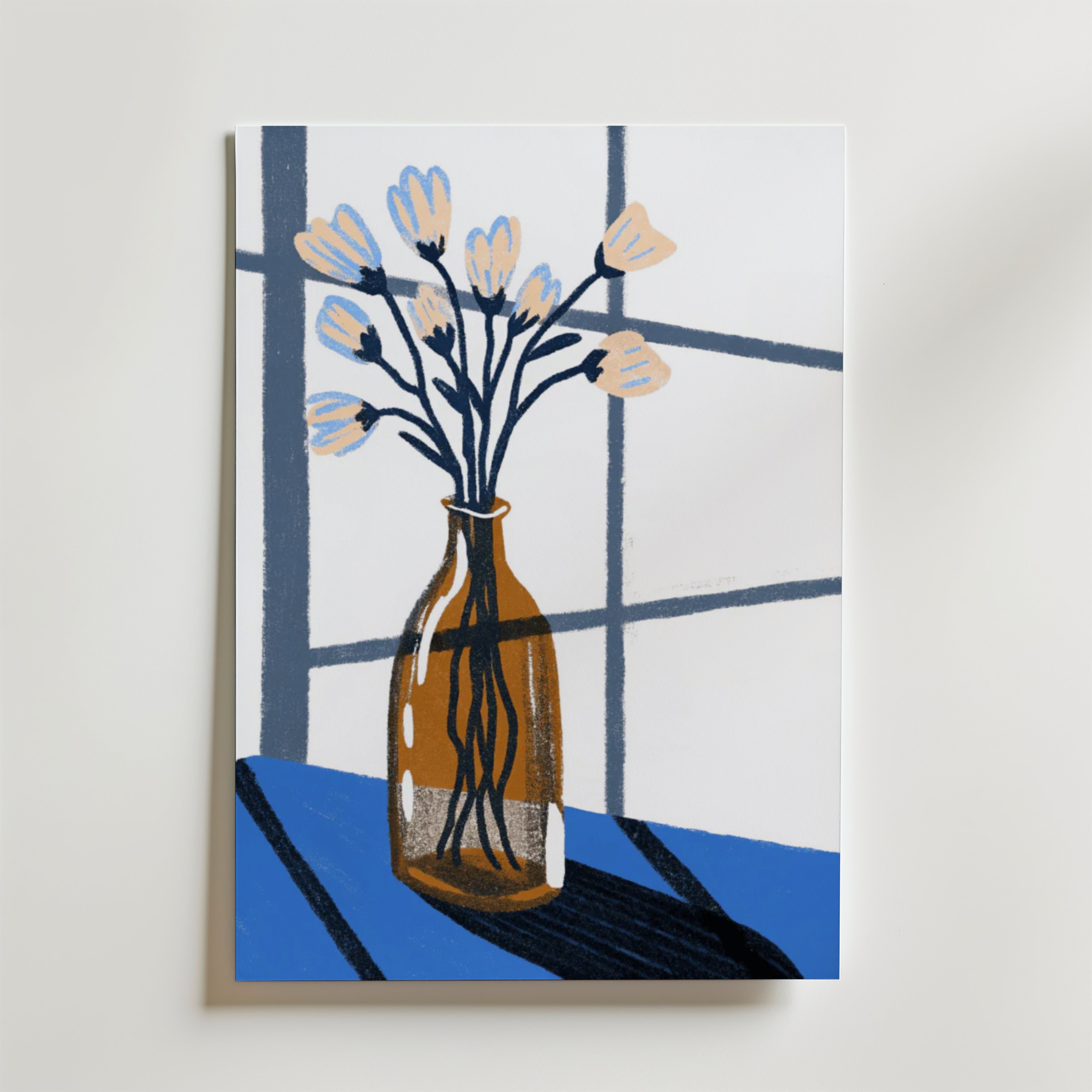 Bozetto Tulip In Vase Poster föreställer vita blommor i en brun glasvas på en blå yta, där solljuset kastar skuggor och framhäver den lyxiga matta finishen på premiumpapperet.