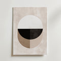 Postern Abstract Round Shapes från Bozetto föreställer en stor cirkel uppdelad i svarta, vita, beige och ljusbruna delar på en ljusbeige bakgrund, tryckt på premiumpapper med en elegant matt finish för en sofistikerad look.