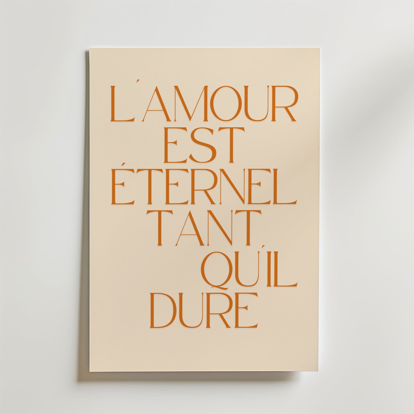Postern Lamour Est Eternel Tant Quil Dure Poster från Bozetto har orange fransk text på beige, tryckt på premiumpapper med en lyxig matt yta för en sofistikerad look - perfekt för att lyfta alla utrymmen.