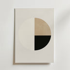 Geometric Zen Poster från Bozetto har en djärv cirkel i offwhite, ljusbeige och svart på premiumpapper som ger modern elegans till alla rum med sin minimalistiska design och subtila, ljusa bakgrund.