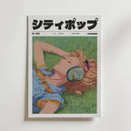 Blue Sky Melody Poster från Bozetto visar en blond flicka i anime-stil i en blå skjorta med hörlurar, liggandes i gräset. Japansk katakana högst upp bidrar till sommarposters sanna känsla av frihet.