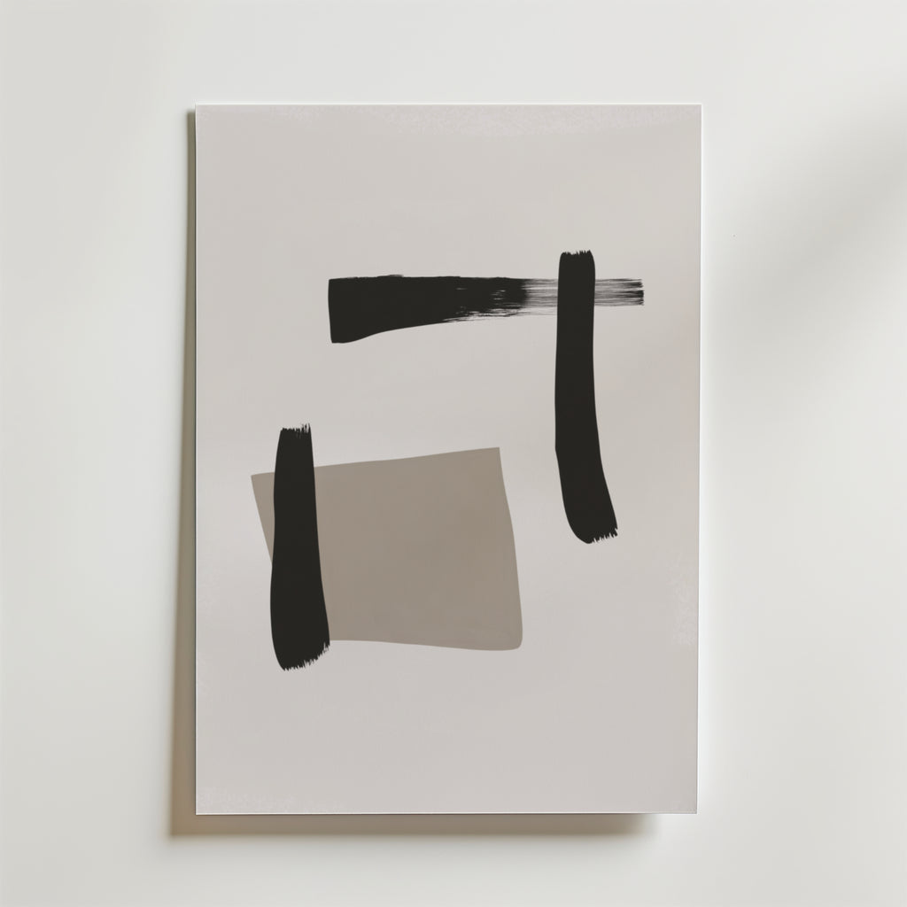 Geometric Flow Poster by Bozetto är ett minimalistiskt abstrakt print med tre svarta penseldrag och en grå rektangel på vit botten, tryckt på FSC-certifierat premiumpapper för hållbarhet.