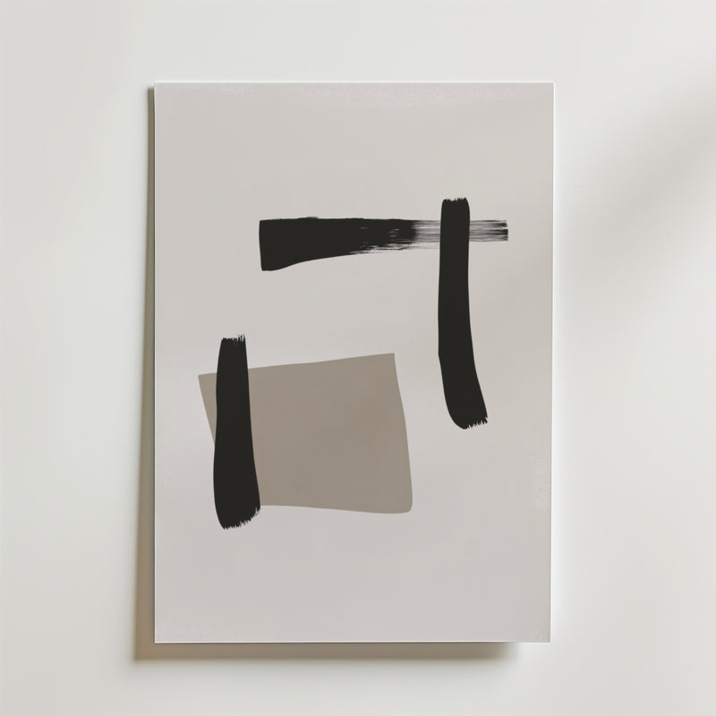 Geometric Flow Poster by Bozetto är ett minimalistiskt abstrakt print med tre svarta penseldrag och en grå rektangel på vit botten, tryckt på FSC-certifierat premiumpapper för hållbarhet.