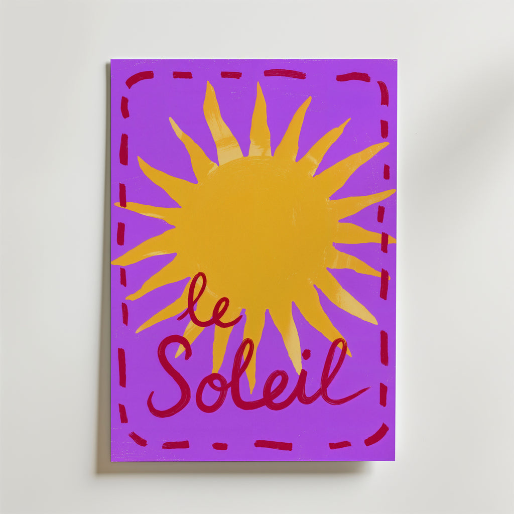 Bozetto Le Soleil Sun Poster har en ljusgul sol med vågiga strålar på en lila bakgrund, röd kursiv "Le Soleil" text och en röd streckad kant - perfekt som en färgstark konst solmotiv poster.