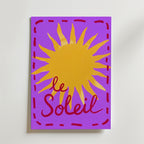 Bozetto Le Soleil Sun Poster har en ljusgul sol med vågiga strålar på en lila bakgrund, röd kursiv "Le Soleil" text och en röd streckad kant - perfekt som en färgstark konst solmotiv poster.