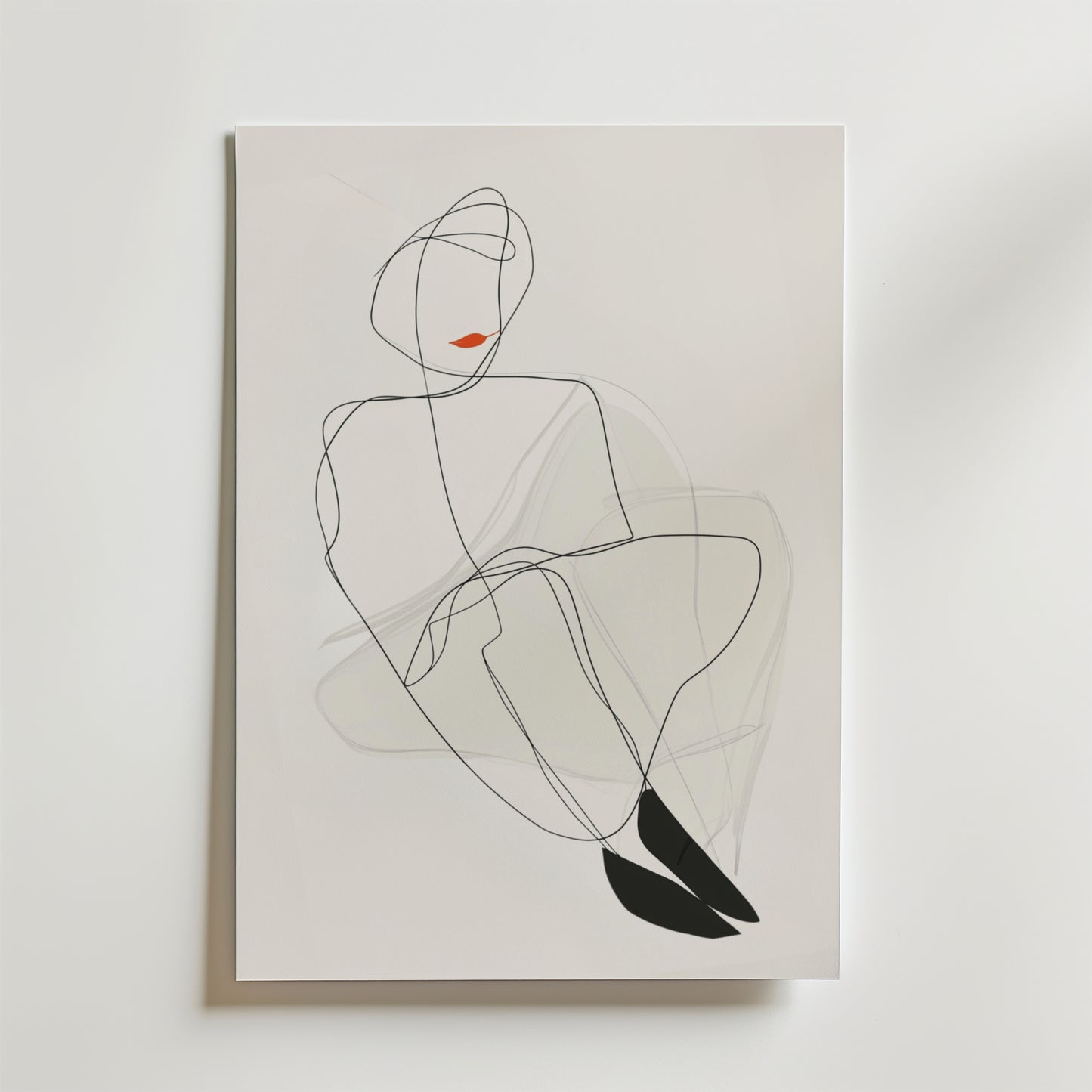 Red Lips Line Woman Poster by Bozetto: föreställer en sittande kvinna i svarta abstrakta linjer med en accent av röda läppar på premiumpapper. Postern är av hög kvalitet och perfekt för moderna interiörer, och den ser perfekt ut monterad på en vit vägg.