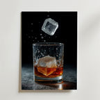 Ett glas whiskey med is står på en mörk yta medan en annan isbit stänker i luften ovanför - en dynamisk stil som fångar Bozettos Whiskey In Motion Drink Poster, tryckt på matt yta premiumpapper.