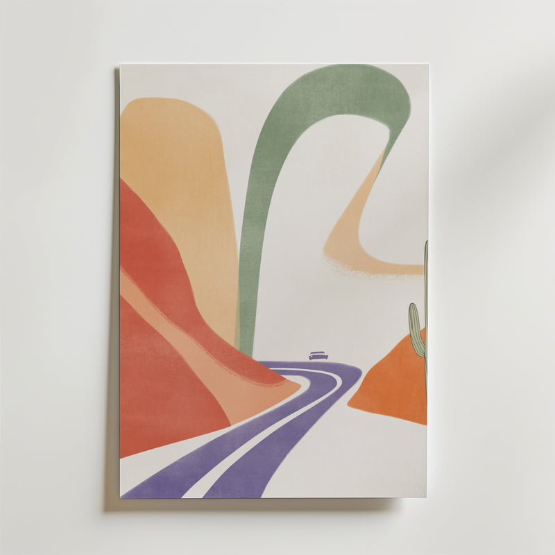 Somewhere Southwest Poster från Bozetto har en minimalistisk ökenbild med en böjd lila väg, gröna kaktusar och en liten bil, tryckt på FSC-certifierat premiumpapper med lyxigt matt yta för en modern touch.