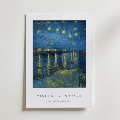 Bozetto Van Gogh Starry Night Over Rhone Poster på premiumpapper föreställer den ikoniska stjärnhimlen och stadens ljus - en fantastisk konstposter som lyfter alla rum.