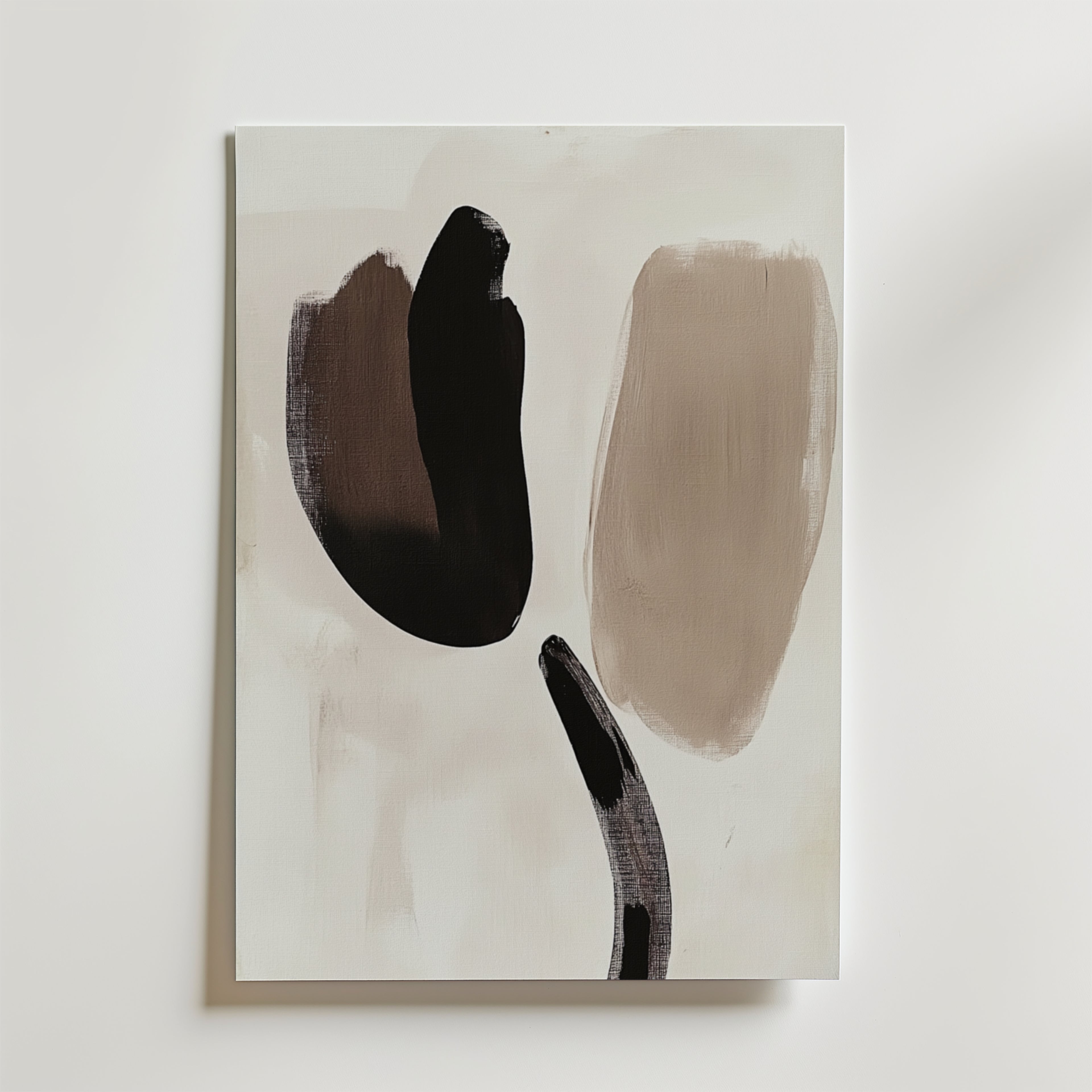 Monochrome Flow Poster från Bozetto har tre stora, organiska penseldrag i svart, brunt och beige som blandas mjukt mot en vit bakgrund. Postern är tryckt på matt premiumpapper och har en lugnande, modern och minimalistisk look.
