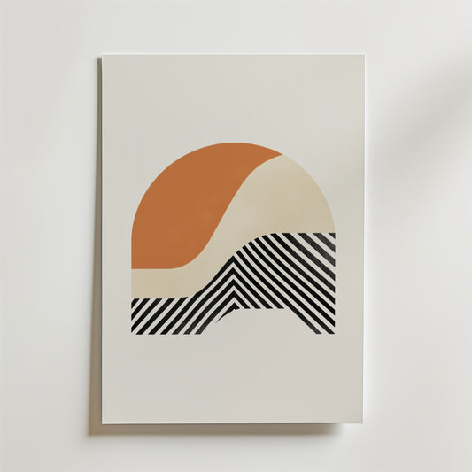 Postern Bold Horizon från Bozetto föreställer en stor båge med rostfärgade, beigea och svarta ränder på en vit bakgrund. Tryckt på högkvalitativt FSC-certifierat premiumpapper för hållbar kvalitet.