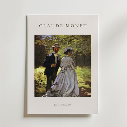 Claude Monet Lunch On The Grass Poster från Bozetto har "Claude Monet" i fet stil ovanför en solbelyst utomhusscen. Affischen är tryckt på premiumpapper med matt yta och bildtexten lyder: Lunch på gräset, 1865.