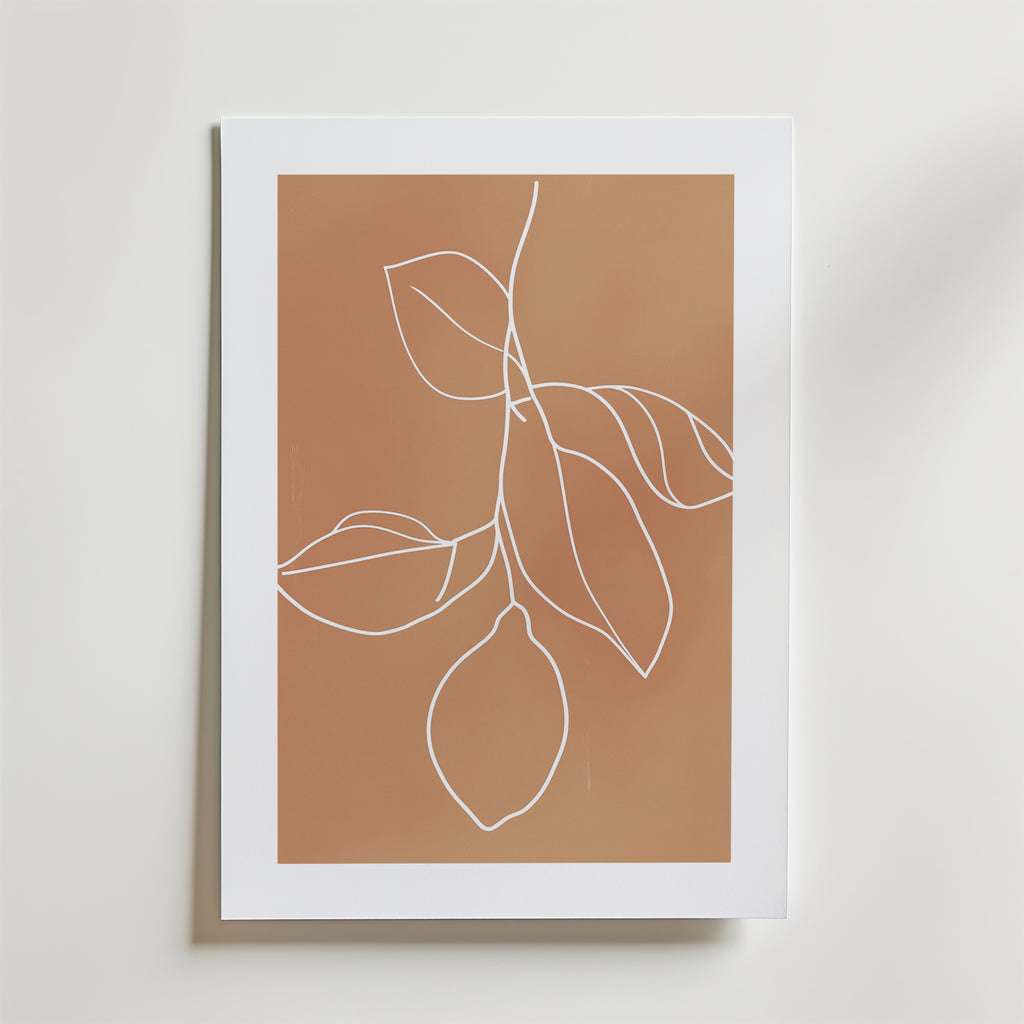 Minimalistisk fotokonst från Bozetto: Simple Pear Poster föreställer ett päron med vita linjer och blad på en brun bakgrund, printad på premiumpapper, inramad med en vit passepartout och uppsatt på en ljus vägg.