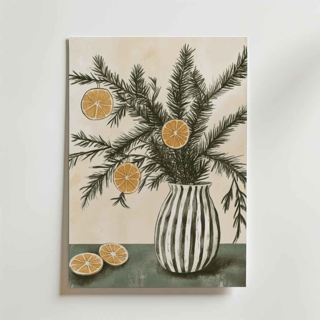 Citrus Winter Poster från Bozetto föreställer tallgrenar i en randig vas med torkade apelsinskivor på en beige bakgrund, tryckt på FSC-certifierat premiumpapper med en lyxig matt finish.