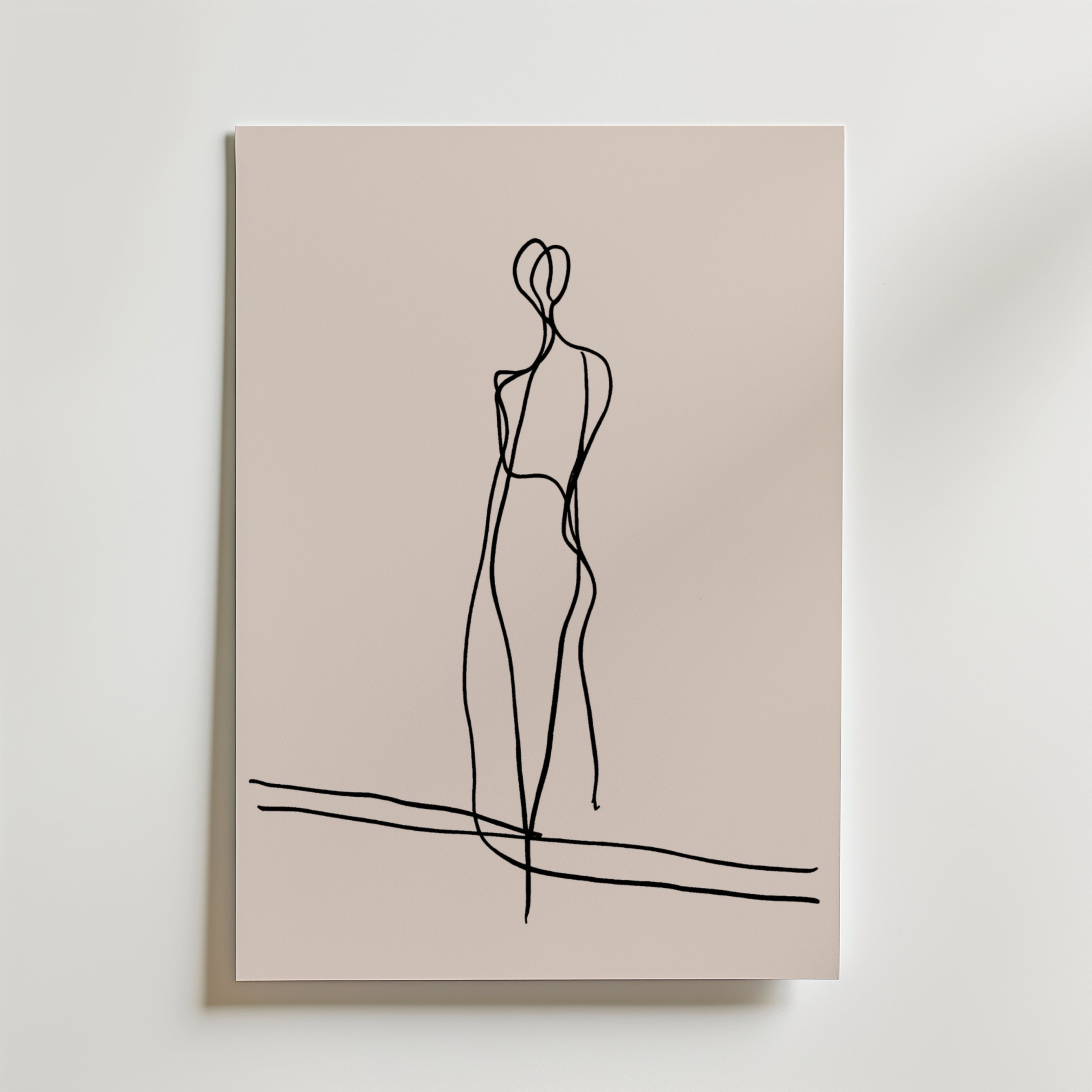 Minimalistisk linjekonst av en stående människa på beige, med svarta linjer och två horisontella nära botten-Still Standing Poster by Bozetto är ett snyggt konstverk tryckt på premiumpapper.