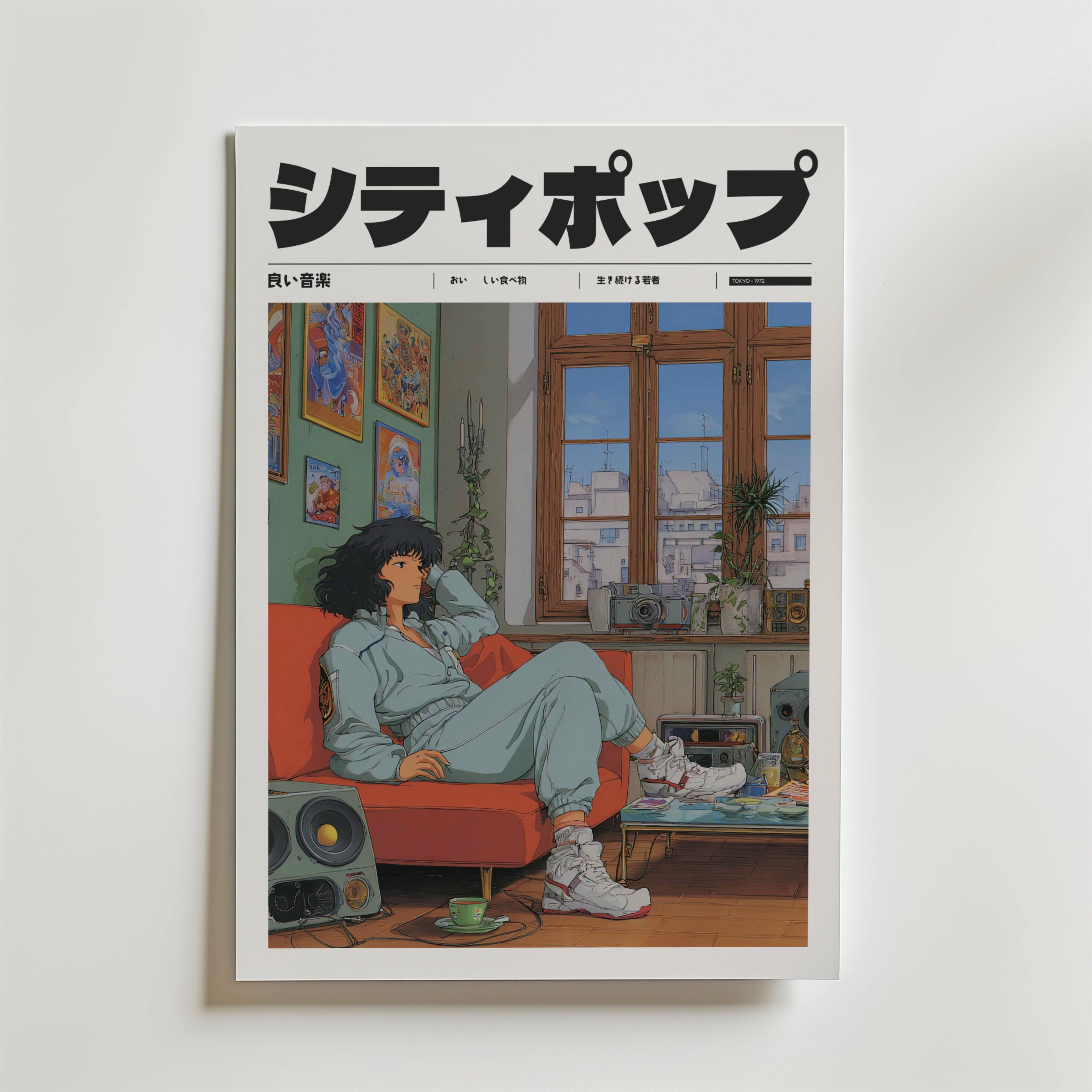 Ett tidningsomslag visar en kvinna med lockigt hår som kopplar av i en orange soffa i ett mysigt, växtfyllt rum. Bozettos Vinyl Light Poster lägger till japansk popkonststil tillsammans med vinylskivor, med vardagens poesi och musik vid fönstret.